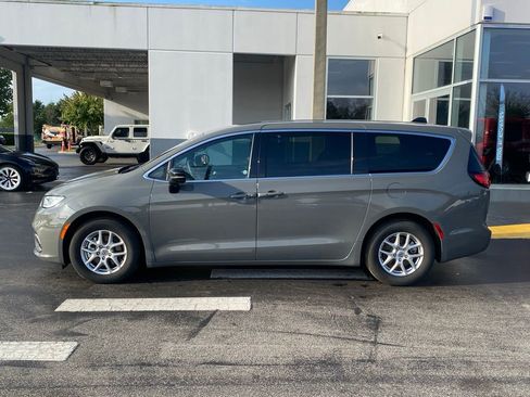 Used 2025 Chrysler Pacifica Select FWD image 6