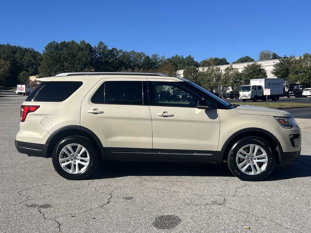 Used 2018 Ford Explorer XLT w/ Equipment Group 202A AWD/4WD image 27