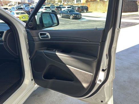 Used 2019 Jeep Grand Cherokee Altitude image 12