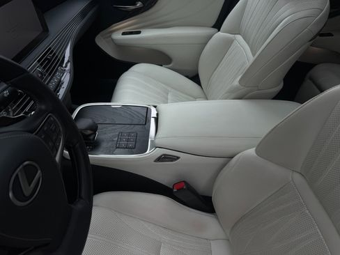 Used 2023 Lexus LS 500h AWD w/ Luxury Package image 25