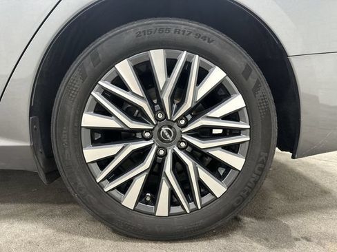 Used 2024 Nissan Altima 2.5 SV FWD image 12