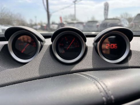 Used 2019 Nissan 370Z Roadster RWD image 18