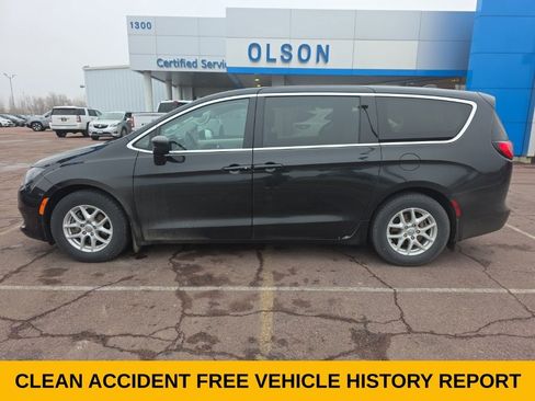Used 2017 Chrysler Pacifica LX image 3