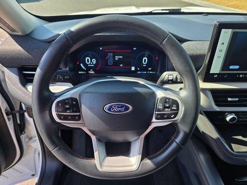 Used 2025 Ford Explorer Active AWD/4WD image 18