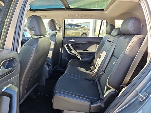 Used 2023 Volkswagen Tiguan SE w/ Panoramic Sunroof Package image 10
