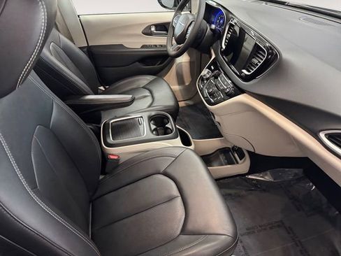 Used 2024 Chrysler Pacifica Touring-L FWD image 27