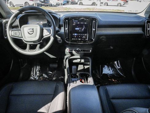 Used 2025 Volvo XC40 B5 Core image 29