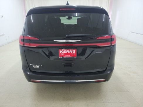 Used 2023 Chrysler Pacifica Touring-L image 7