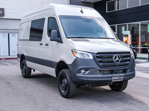 Used 2024 Mercedes-Benz Sprinter 2500 image 3