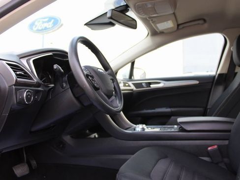 Used 2020 Ford Fusion SE FWD image 12