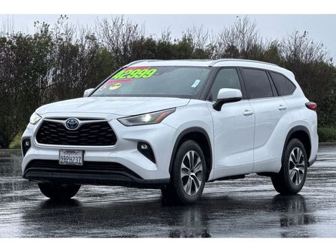 Certified 2023 Toyota Highlander XLE image 8
