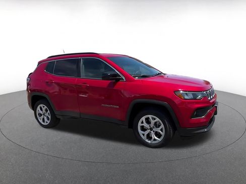 Used 2025 Jeep Compass Latitude AWD/4WD image 2