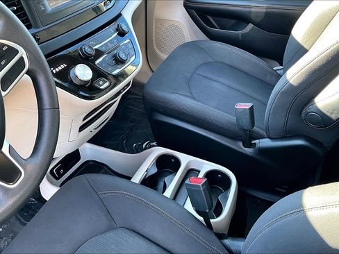 Used 2017 Chrysler Pacifica LX w/ Tire & Wheel Group image 19