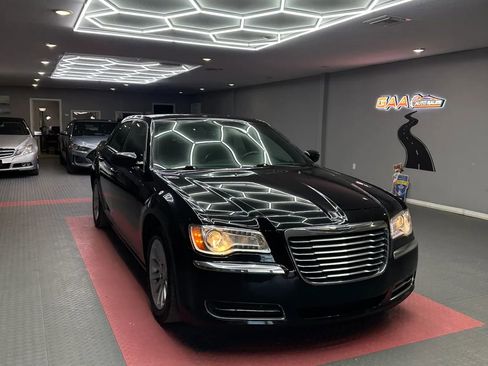 Used 2013 Chrysler 300 RWD image 1