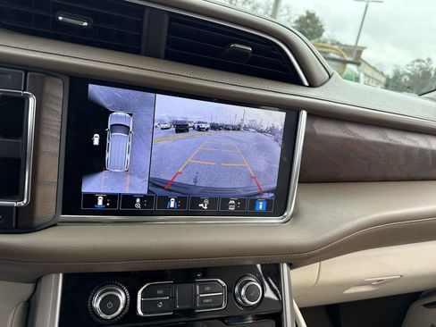 Used 2021 GMC Yukon XL Denali w/ Denali Premium Package image 21