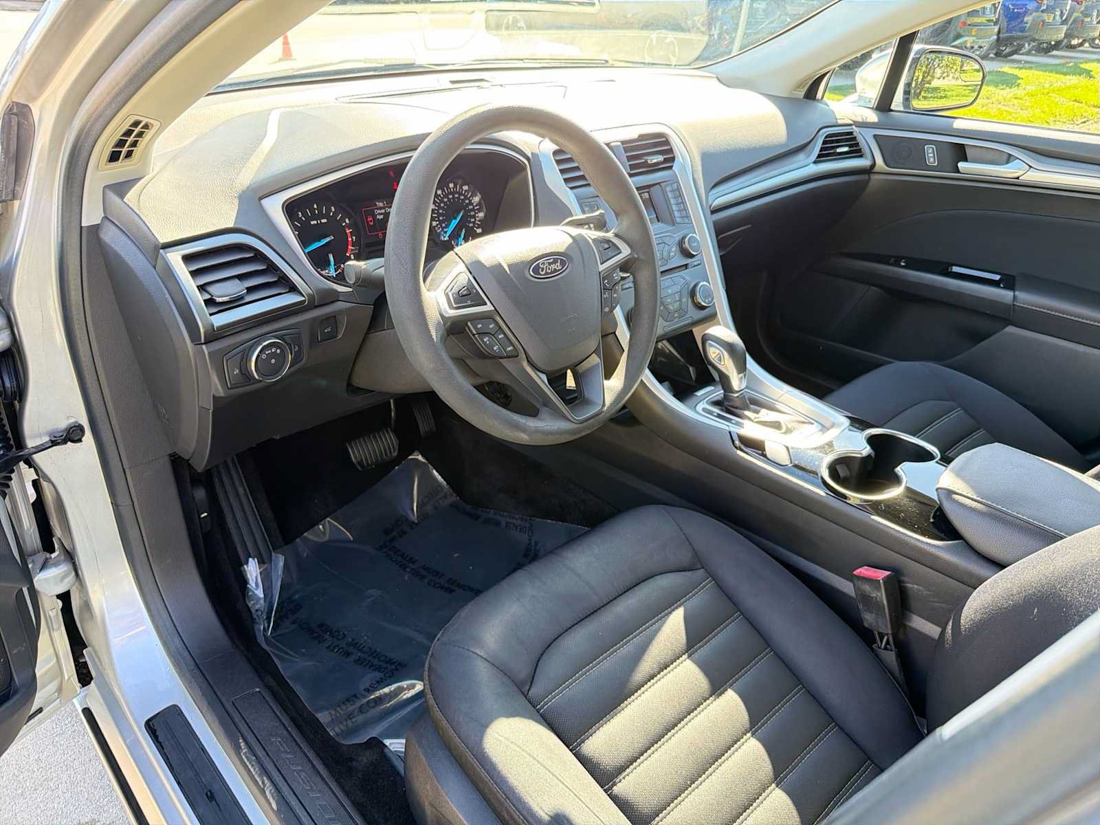 Used 2015 Ford Fusion SE FWD image 2