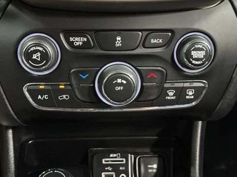 Used 2018 Jeep Cherokee Latitude w/ Safety Group AWD/4WD image 17