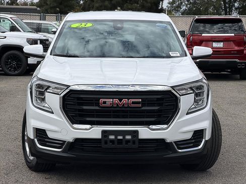 Used 2023 GMC Terrain SLE FWD image 2