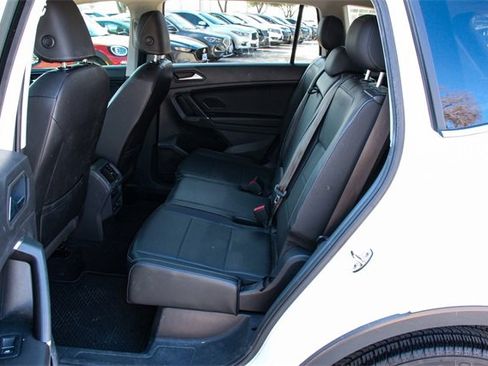 Used 2020 Volkswagen Tiguan SE w/ Panoramic Sunroof Package image 39
