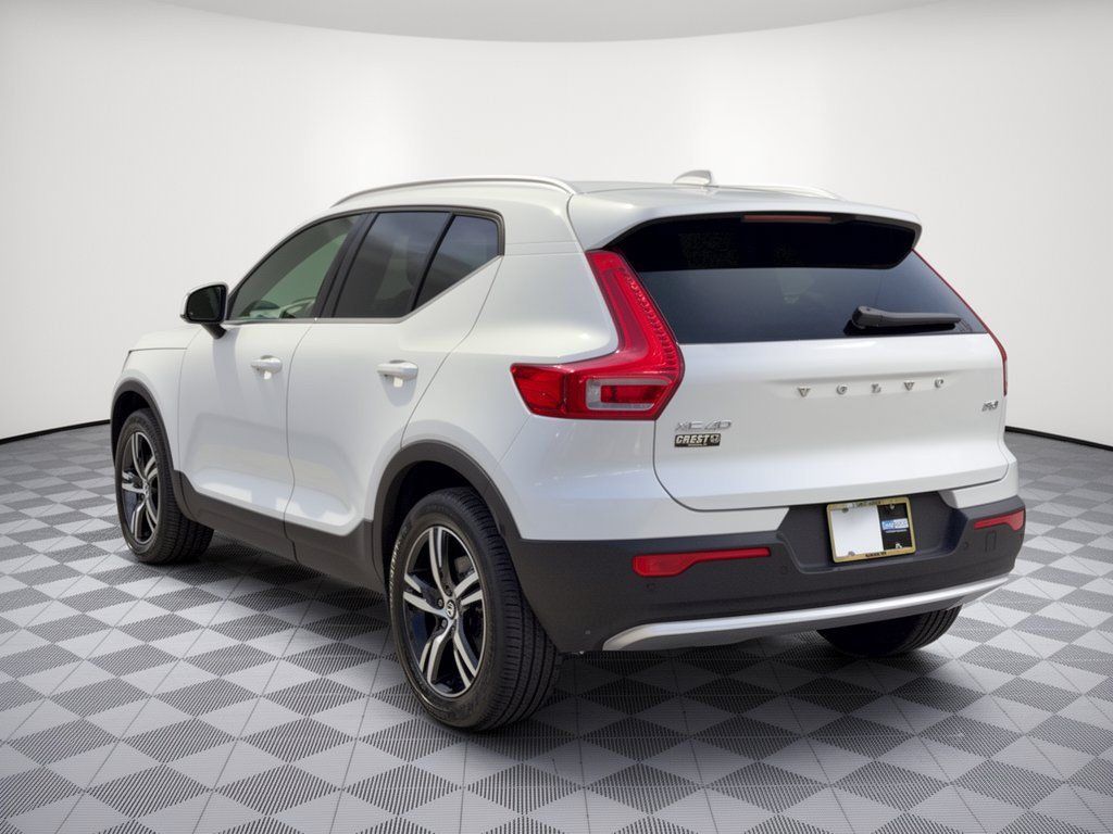 Used 2025 Volvo XC40 B5 Core AWD/4WD image 3