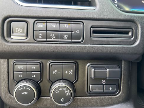 Used 2022 Chevrolet Tahoe Z71 w/ Luxury Package image 13