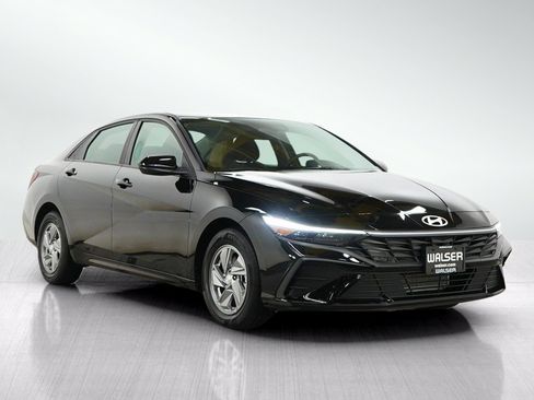 Used 2024 Hyundai Elantra SE FWD image 7