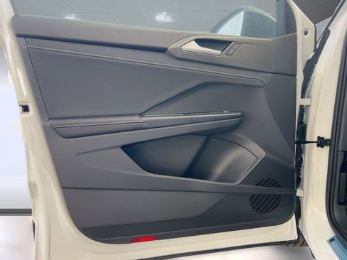 New 2026 Volkswagen Taos SE image 22