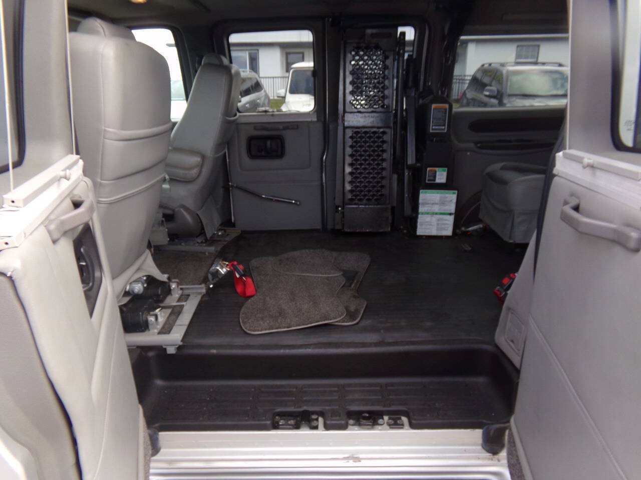 Used 2010 GMC Savana 1500 w/ Preferred Equipment Group RWD image 10