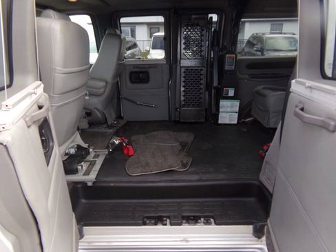 Used 2010 GMC Savana 1500 w/ Preferred Equipment Group RWD image 10