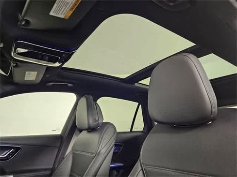 Used 2025 Mercedes-Benz GLC 300 4MATIC image 19