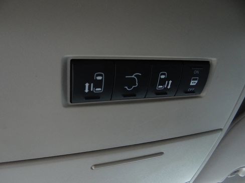 Used 2014 Chrysler Town & Country Touring image 17