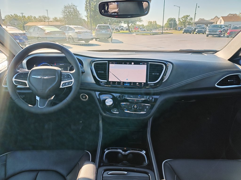 Used 2026 Chrysler Pacifica Limited FWD image 15