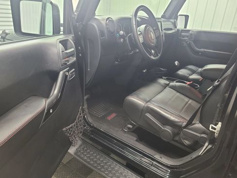 Used 2012 Jeep Wrangler Unlimited Sahara AWD/4WD image 17