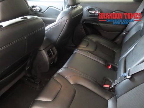 Used 2021 Jeep Cherokee Latitude Plus FWD image 20