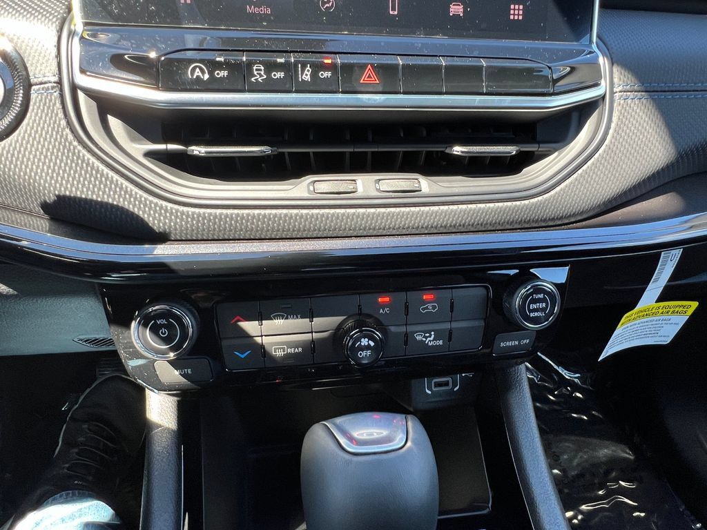New 2026 Jeep Compass Latitude AWD/4WD image 23