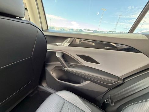 Certified 2025 Volkswagen Tiguan SE FWD image 15