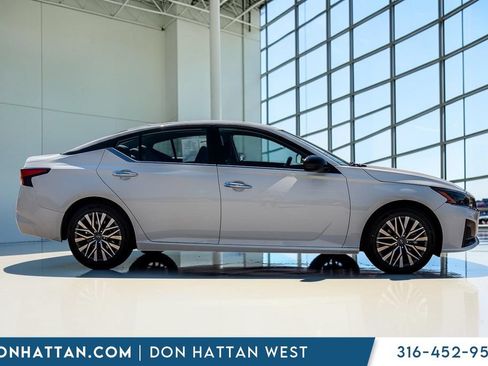 Used 2025 Nissan Altima 2.5 SV FWD image 30