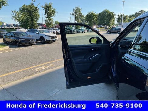 Used 2022 Toyota Highlander XLE AWD/4WD image 15