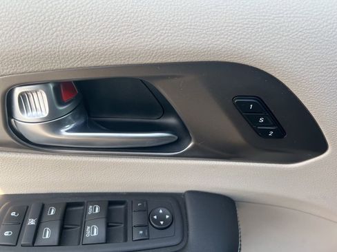 Used 2024 Chrysler Pacifica Touring-L image 47