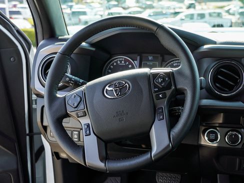 Certified 2023 Toyota Tacoma TRD Off-Road AWD/4WD image 31