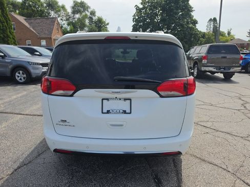 Used 2019 Chrysler Pacifica Touring-L FWD image 6
