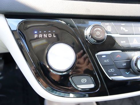 Used 2024 Chrysler Pacifica Touring-L FWD image 44