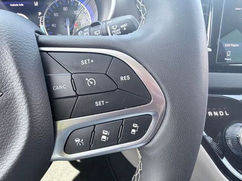 Used 2024 Chrysler Pacifica Touring-L image 10