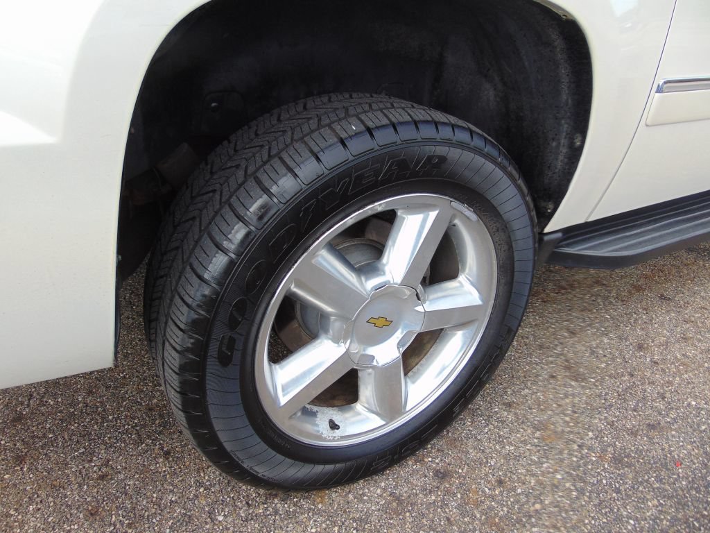 Used 2010 Chevrolet Avalanche LTZ AWD/4WD image 29