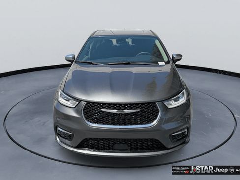 Used 2023 Chrysler Pacifica Limited FWD image 2