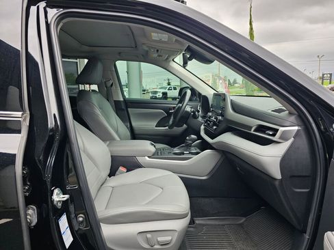 Used 2022 Toyota Highlander XLE AWD/4WD image 11