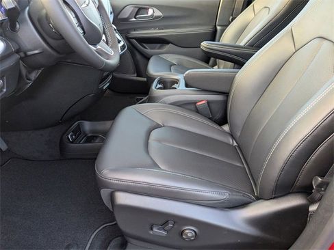 New 2026 Chrysler Pacifica Select image 12