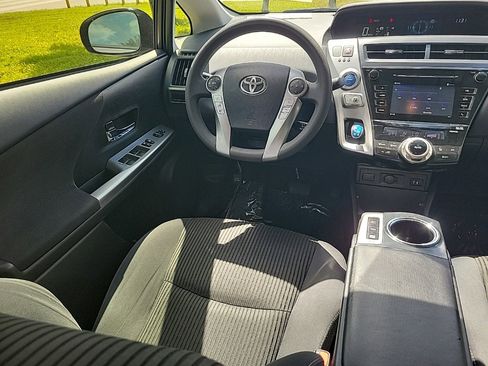 Used 2016 Toyota Prius V Three image 9