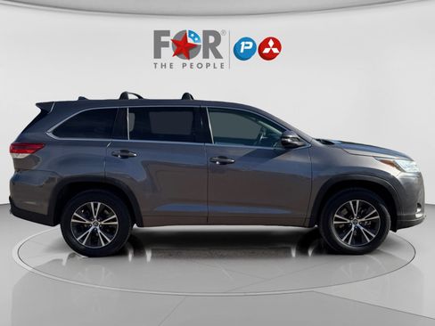 Used 2017 Toyota Highlander Plus image 6