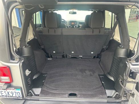 Used 2018 Jeep Wrangler Unlimited Rubicon w/ Connectivity Group image 25